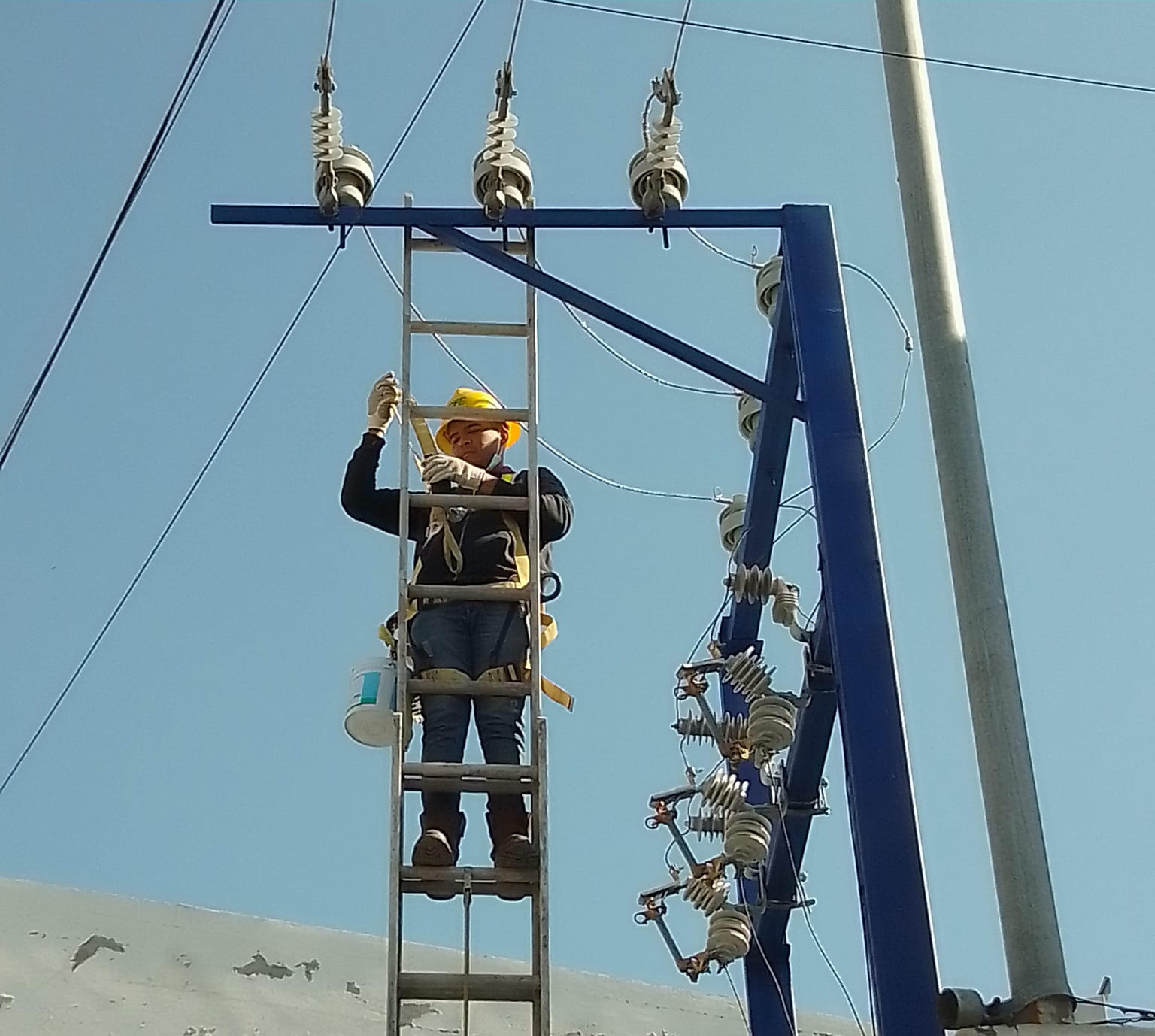 Subestación eléctrica instalada por técnicos